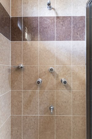 Habitación triple estándar | Baño | Ducha, artículos de higiene personal gratuitos, bidé y toallas