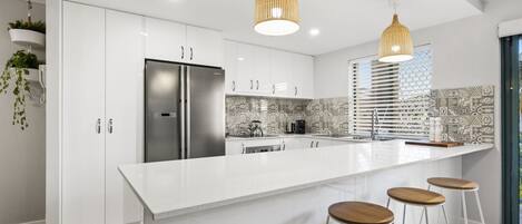 Fridge, oven, stovetop, dishwasher