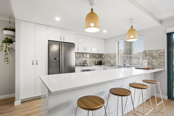 Fridge, oven, stovetop, dishwasher