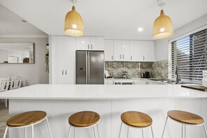 Réfrigérateur, un four, surface de cuisson, lave-vaisselle