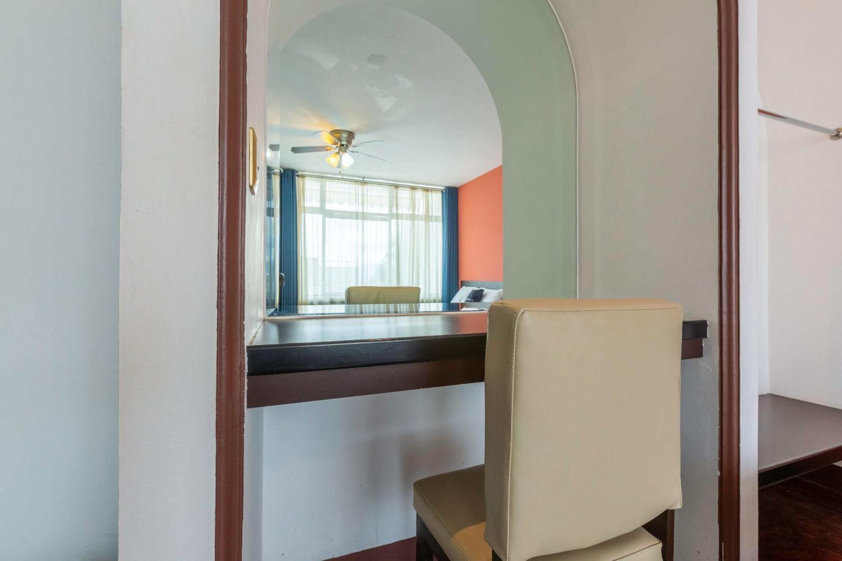 desk, free wifi, bed sheets