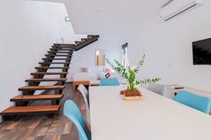 Espacio para trabajar con laptop y ropa de cama