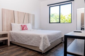 Standard-Suite | Laptopgeeigneter Arbeitsplatz, Bettwäsche