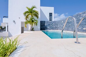 Outdoor pool, pool umbrellas, pool loungers - Arkana 9 by Grupo Amber (Playa del Carmen)