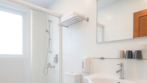 Buồng tắm vòi sen, đồ dùng nhà tắm miễn phí, máy sấy tóc 