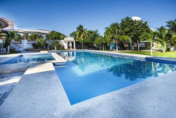 Outdoor pool - Capital O Oxtankah,chetumal bay (Chetumal)