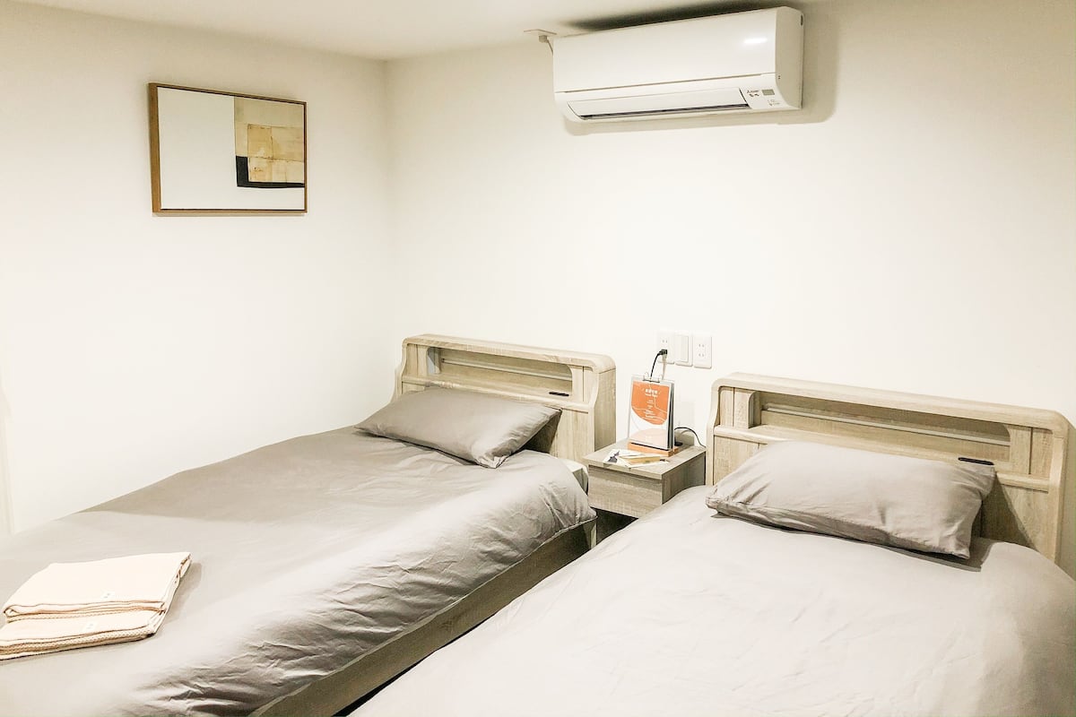 Apartment (202) | 1 bedroom, blackout drapes, free WiFi, bed sheets