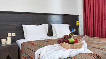 Habitación básica con 1 cama matrimonial o 2 individuales, 1 cama matrimonial o 2 camas individuales | 1 habitación, tabla de planchar con plancha y ropa de cama