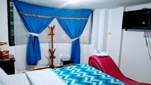 Double Room, 1 Queen Bed, Private Bathroom | WiFi (free), bed sheets - HOSTAL GAVIOTA DEL SUR TRES (Quito)