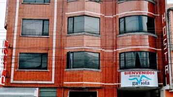 Vista frontal de la propiedad