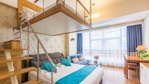 Un dormitorio con cama, escritorio y escalera.