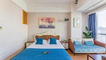 Escritorio, cortinas blackout, wifi gratis y ropa de cama