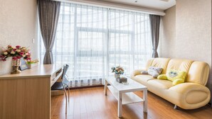 Una sala de estar moderna con un sofá, una mesa de centro y un escritorio con una silla.