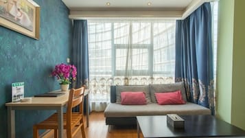 Escritorio, cortinas blackout, wifi gratis y ropa de cama