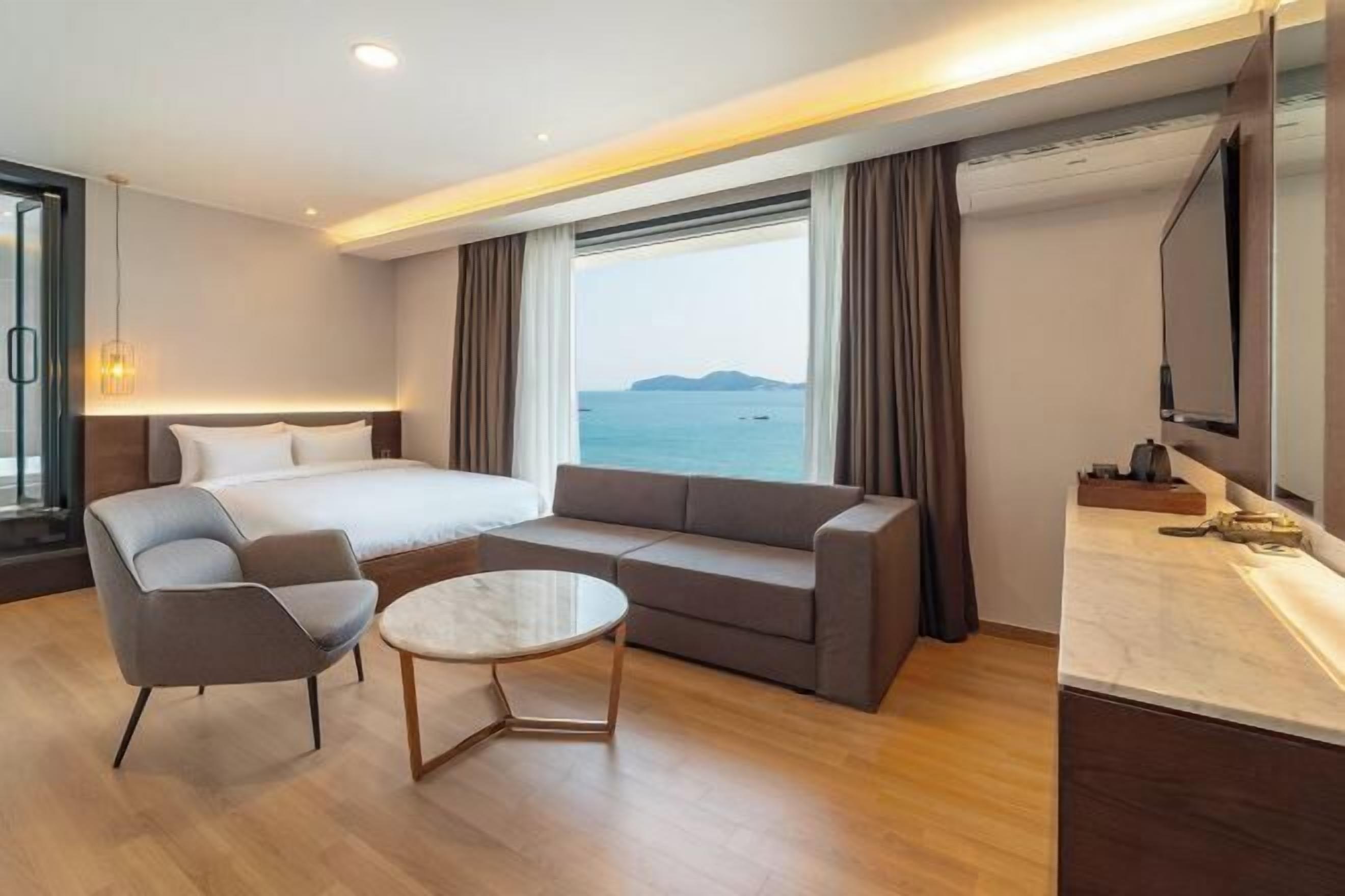 Oppholdsområde | En 50-tommers LED-TV med kabel-kanaler samt TV og filmkjøp