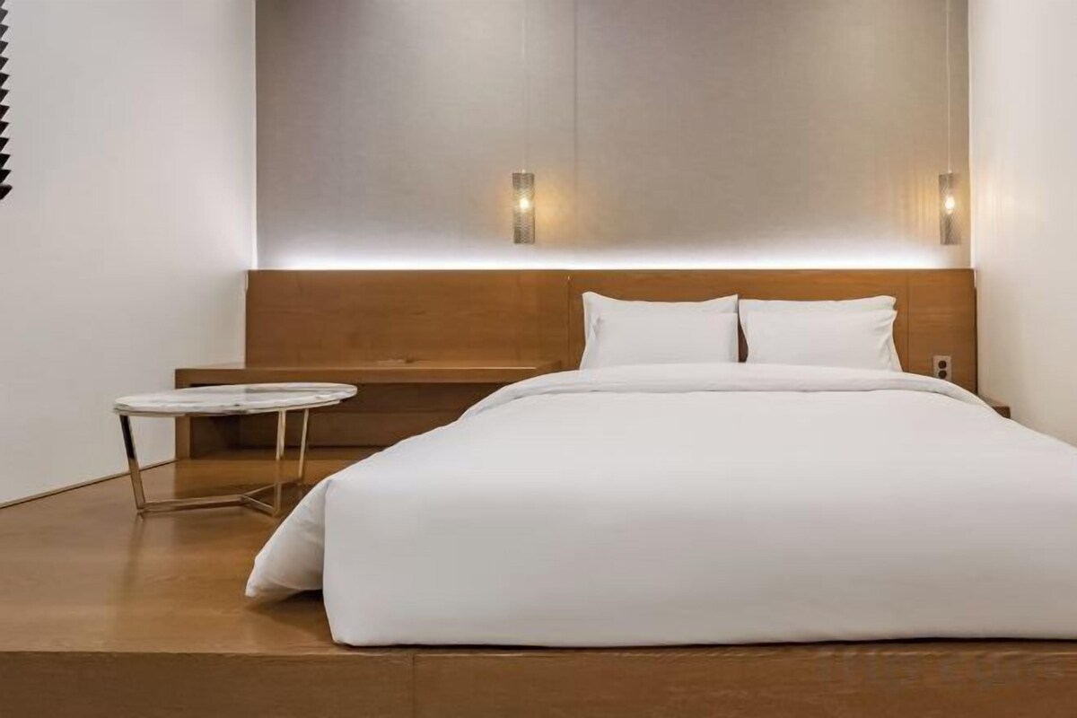 Premium bedding, down comforters, pillowtop beds, desk