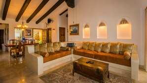 Villa (2 Bedrooms) | Sala de estar | Televisión de pantalla plana, chimenea y reproductor de DVD