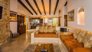 Villa (2 Bedrooms) | Área de sala de estar | Televisión de pantalla plana, chimenea y reproductor de DVD