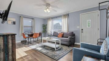 Una televisión, una oficina