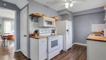 Frigorífico, microondas, horno y placa de cocina