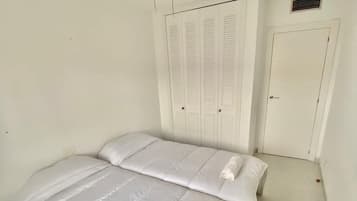 1 chambre, fer et planche à repasser