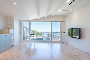 Chambre (Third) | Cuisine privée | Réfrigérateur, micro-ondes, plaque de cuisson, machine à expresso