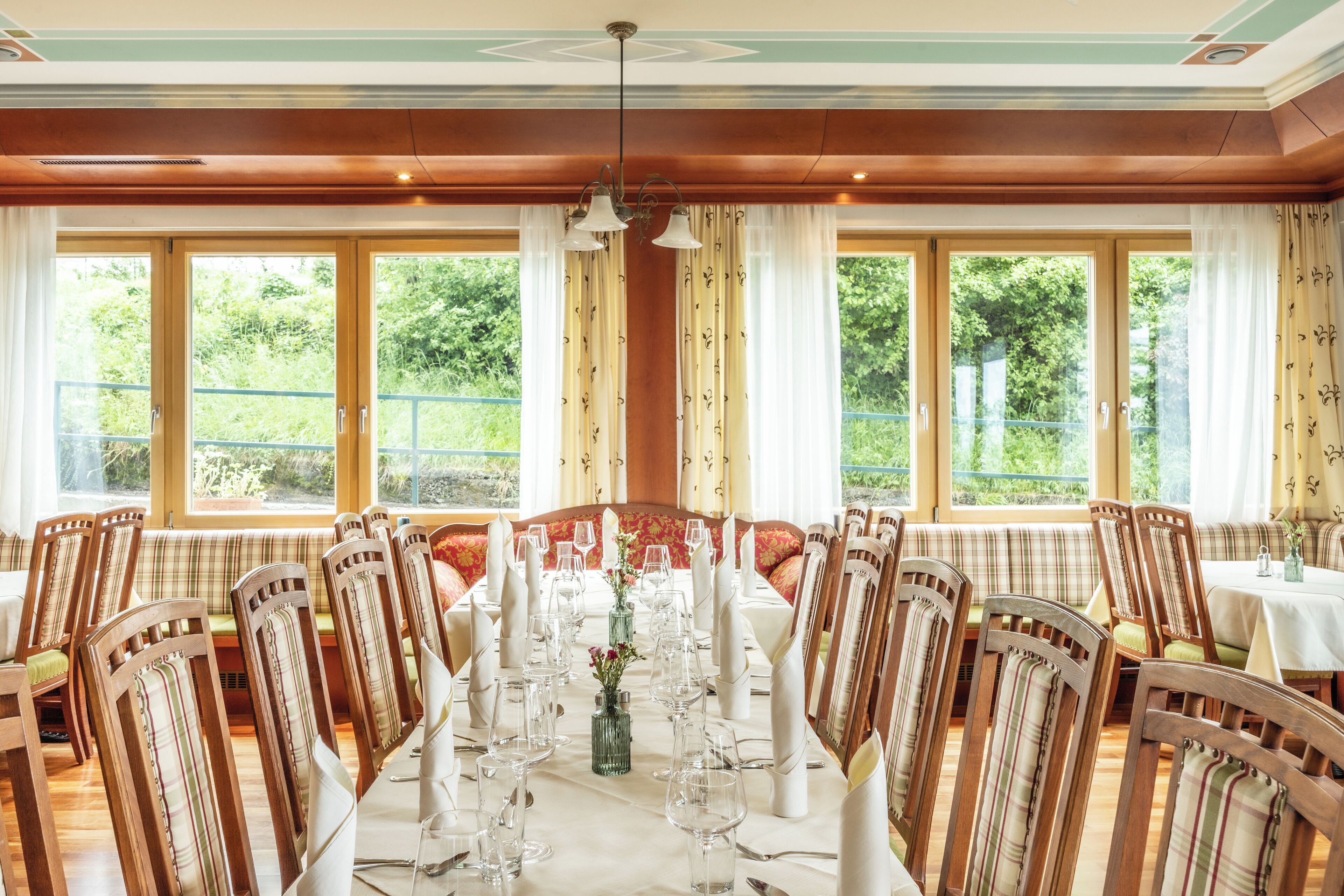 breakfast and dinner served, international cuisine