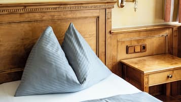 Habitación básica doble | Ropa de cama hipoalergénica y caja de seguridad en la habitación