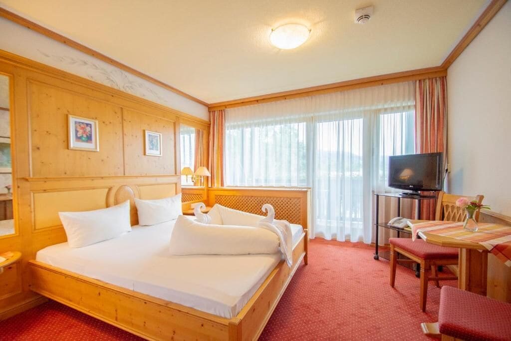 저자극성 침구, 객실 내 금고, 각각 다르게 가구 비치, 책상