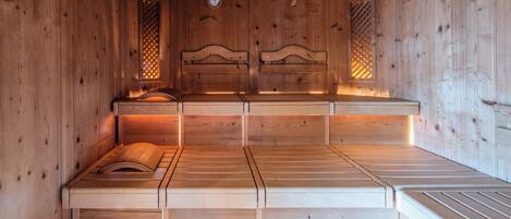 Una sauna con paredes y bancos de madera.