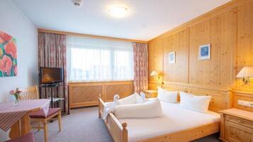 Hypo-allergenic bedding, in-room safe, individually furnished, desk