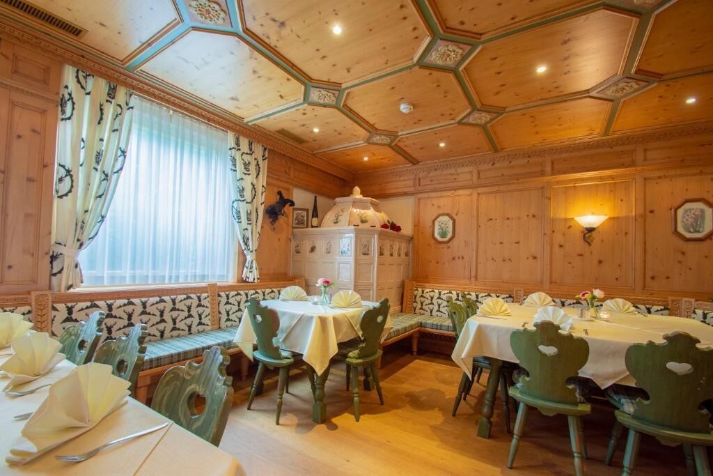 breakfast and dinner served, international cuisine