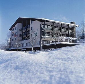 A multi-story hotel with a modern design, featuring a restaurant and cafe on the ground floor. - Hotel Engel (Alberschwende)