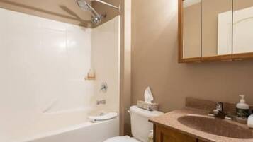 Haartrockner, HandtĂŒcher, Seife, Shampoo