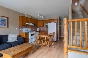 TV, fireplace - Beside River / Family Friendly / Mountain Views (Fernie)