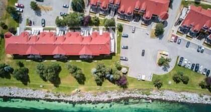 Beside River / Family Friendly / Mountain Views