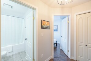 Hair dryer, towels, soap, shampoo - Modern 1 Bed Suite - Fireplace - Great location (Fernie)