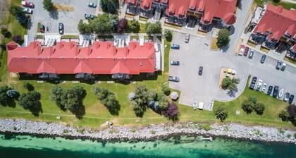 Modern 1 Bed Suite - Fireplace - Great location