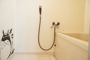Bathtub, hair dryer, towels, shampoo - Ghibli's Private Apartment Tokyo (豊島区池袋)
