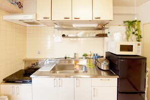 冷蔵庫、電子レンジ、オーブン、コンロ