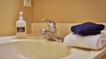 Suihku, hiustenkuivaaja, pyyhkeet, saippua