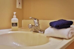 Shower, hair dryer, towels, soap - Riverside Townhouse - Patio - 5 min to Ski Hill (Fernie)