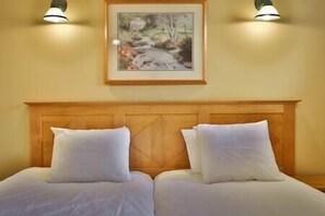 2 bedrooms, in-room safe, iron/ironing board, free WiFi - Riverside Townhouse - Patio - 5 min to Ski Hill (Fernie)