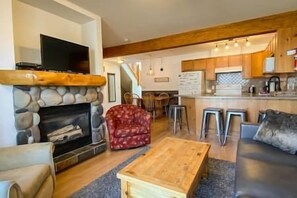 TV, fireplace - 4 BDR Townhouse / Family-Friendly / Patio (Fernie)