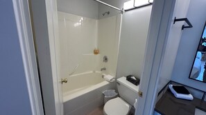 Secadora de cabello, toallas, jabón, shampoo 