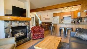 Televisión y chimenea