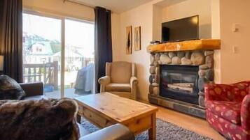 Televisión y chimenea