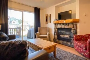 Televisión y chimenea 