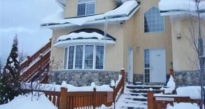 Hotel-Style Suite / Separate Living Room / Private