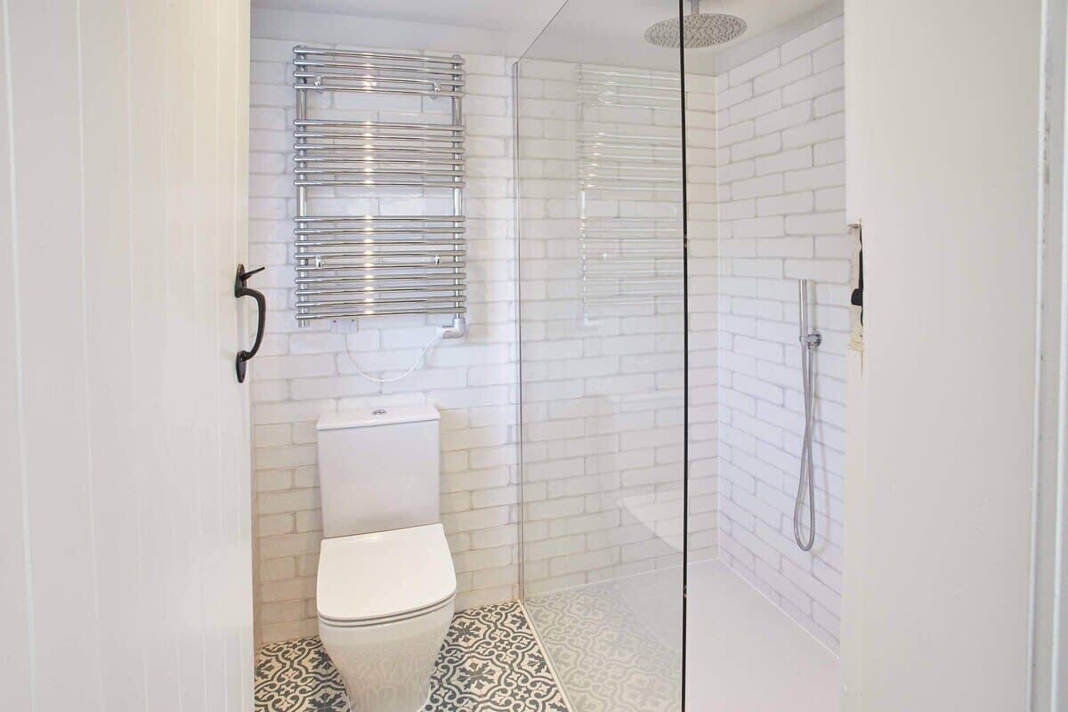Combined shower/bathtub, hair dryer, towels, toilet paper